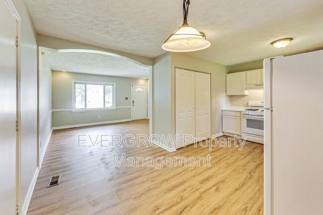 Building Photo - 3962 Strathmore Dr