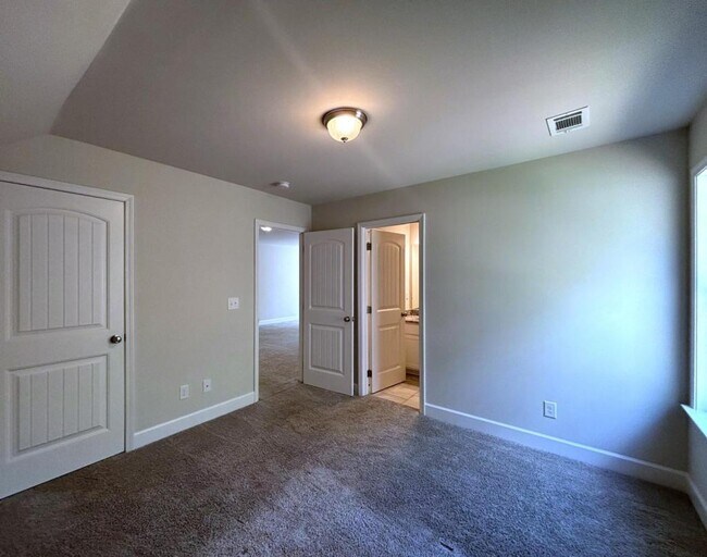 Building Photo - 80 Hawthorn Ln