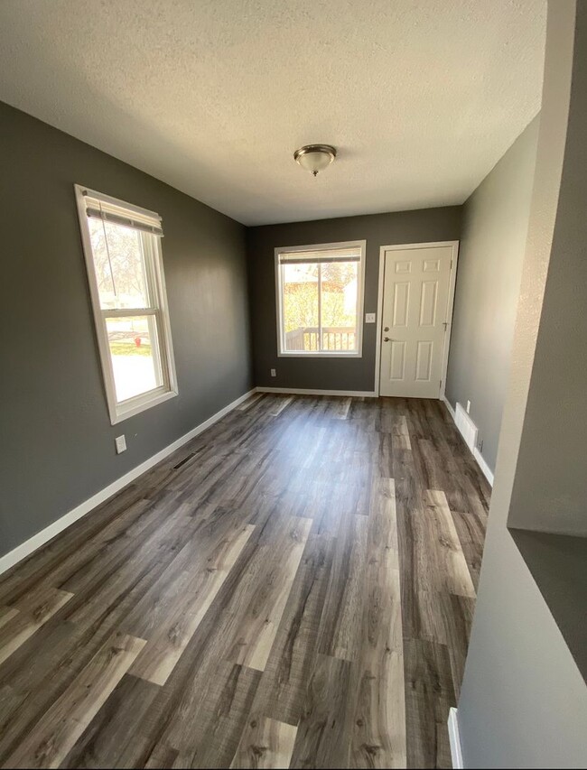 Building Photo - 2 bedroom 1 bathroom, pet friendly house.