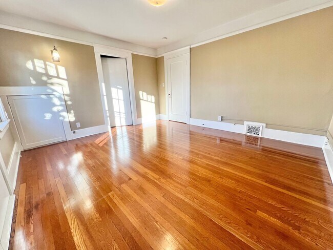 Building Photo - Charming Bluff Park Studio – Bright, Private, and Move-In Ready!