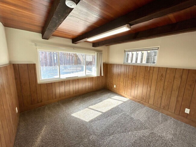 Building Photo - Unique 5 Bedroom Home