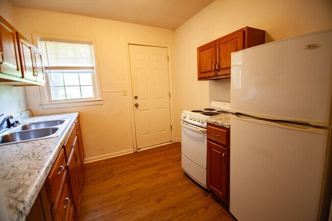 Building Photo - 1606 S Martinson St