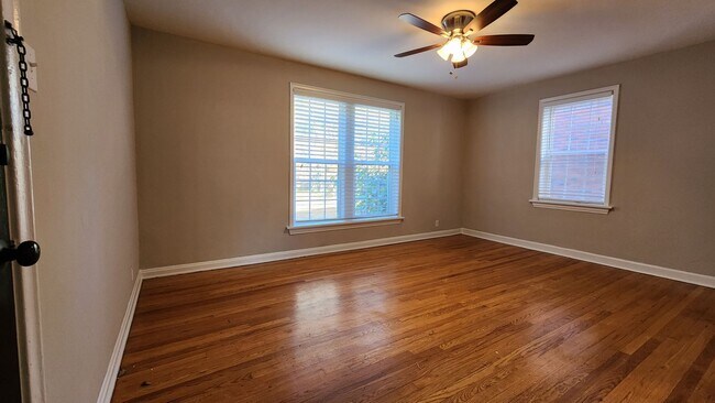 Building Photo - One-Bedroom Apartment in Dogtown*In-Unit W...
