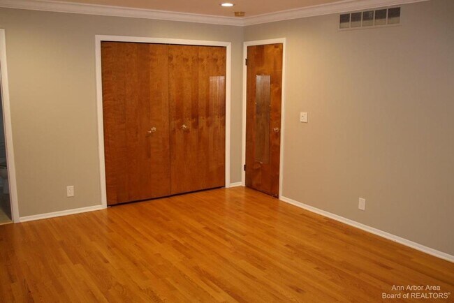 Building Photo - Spacious Ranch