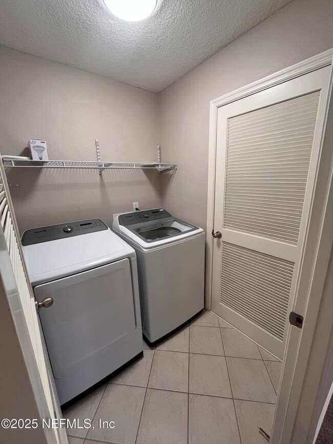 Building Photo - 3875 Buckthorne Dr