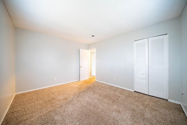 Building Photo - 311 E Jenkins Ave