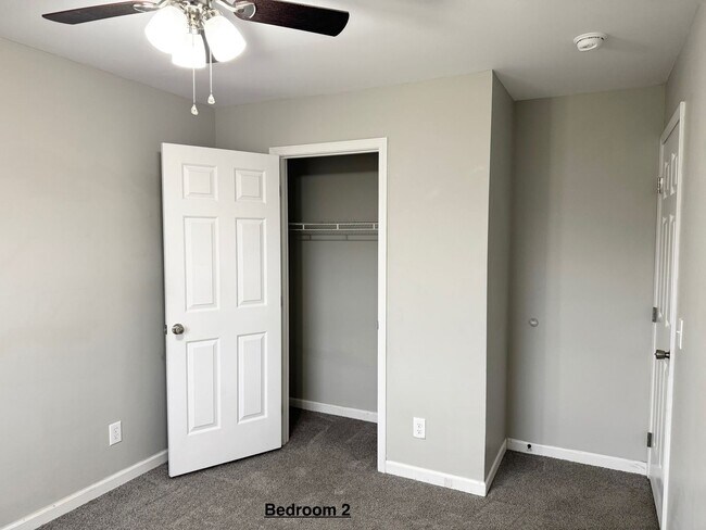 Building Photo - Just listed!