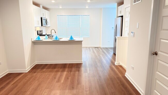 Building Photo - 435 Lakeshore Ct