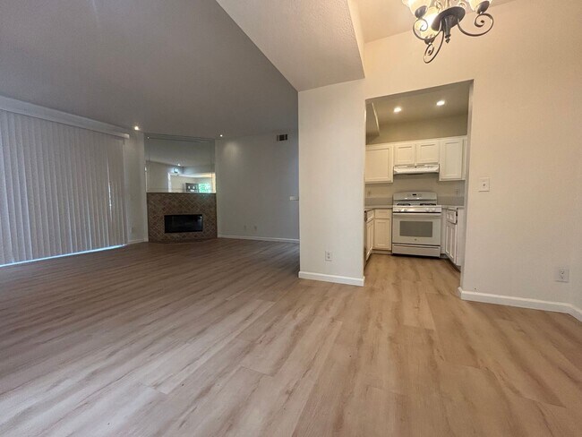 Building Photo - Beautiful 2-Bedroom Lower-Unit Condo in Sienna Villas of Valencia!