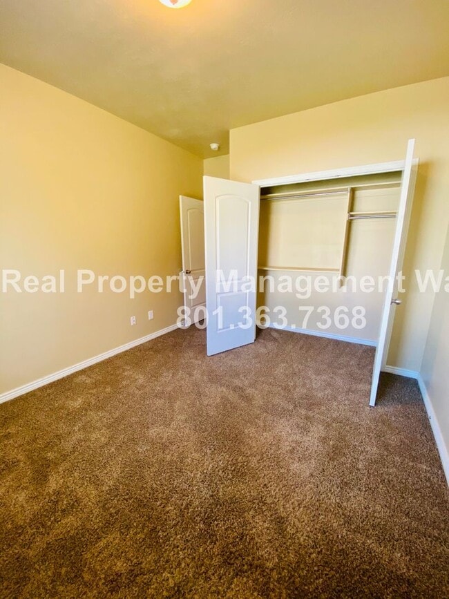 Building Photo - 5 Bedroom 3 Bathroom Riverton Home!