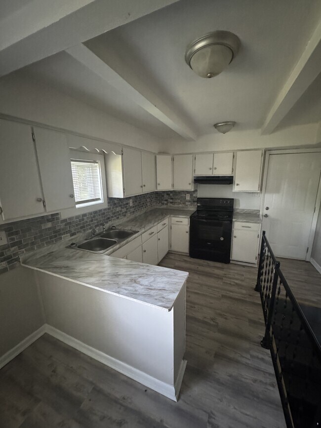 Building Photo - 6625 Thurston Ave