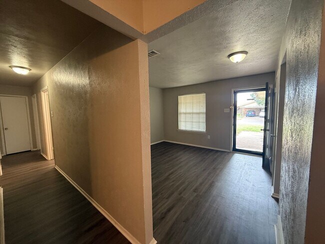 Building Photo - 3 Bed | 2 Bath | 2-Car Garage + Carport – ...