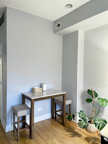 Building Photo - 2135 S Fairfield Ave