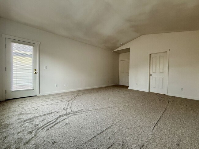 Building Photo - SCHEDULE A TOUR TO VIEW THIS VERY SPACIOUS HOME IN REDMOND!!