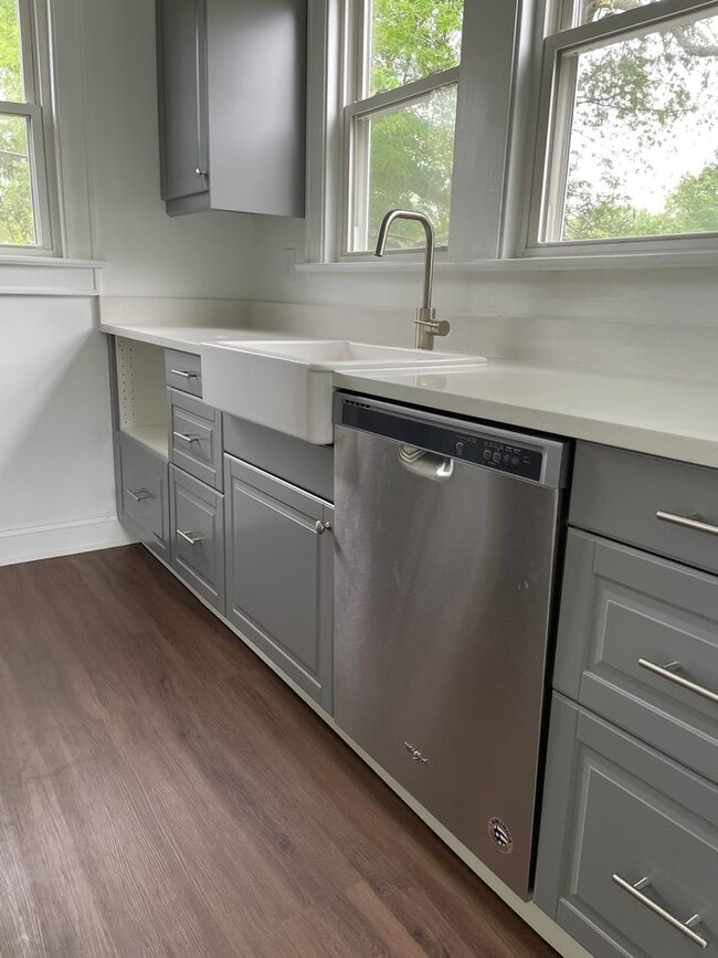 Building Photo - Earlewood Park - Convenient to Downtown and Interstates