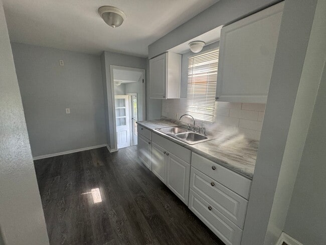 Building Photo - Single Family Home 3 beds 1 bath Available...