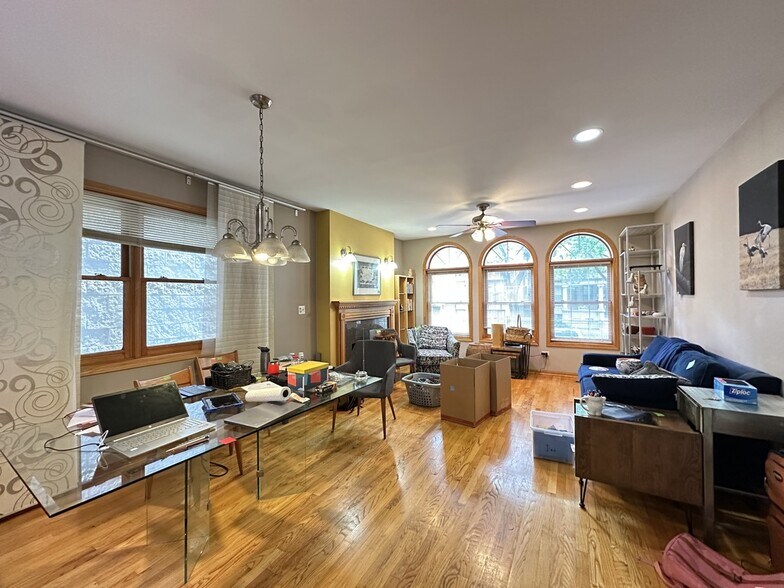 Primary Photo - 934 W Leland Ave