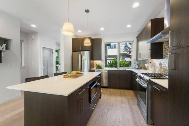 Building Photo - Modern & spacious 3bed/3bath with yard in ...