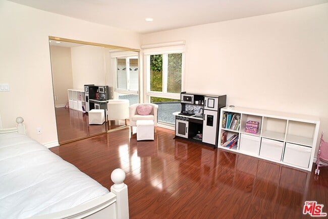 Building Photo - 3835 Sapphire Dr