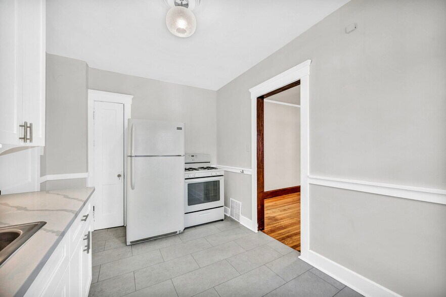 Building Photo - 1331 W 102nd St