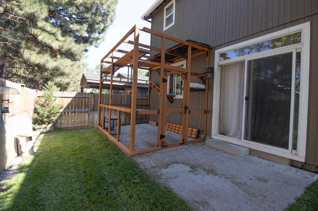 Building Photo - A BEND HOME FOR PEOPLE AND PETS!
