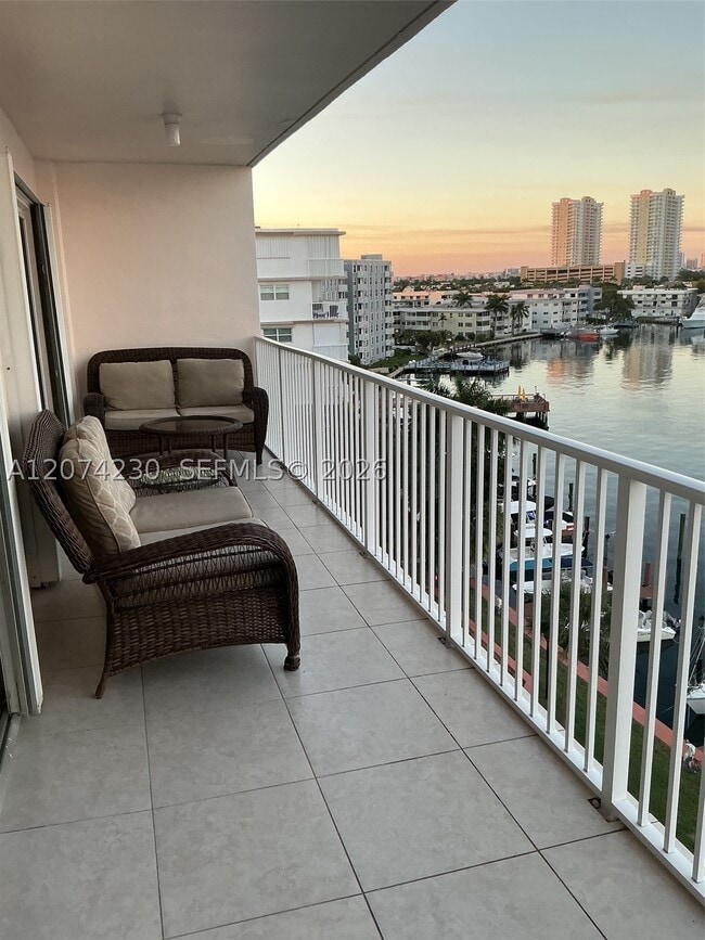 Building Photo - 400 Golden Isles Dr