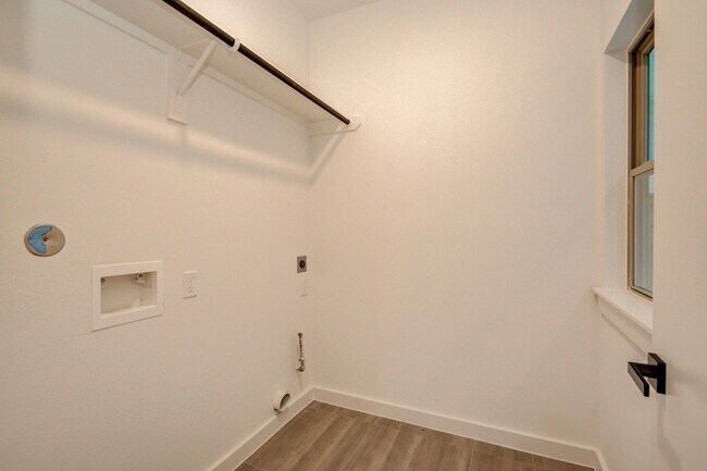 Building Photo - 6742 Peerless St