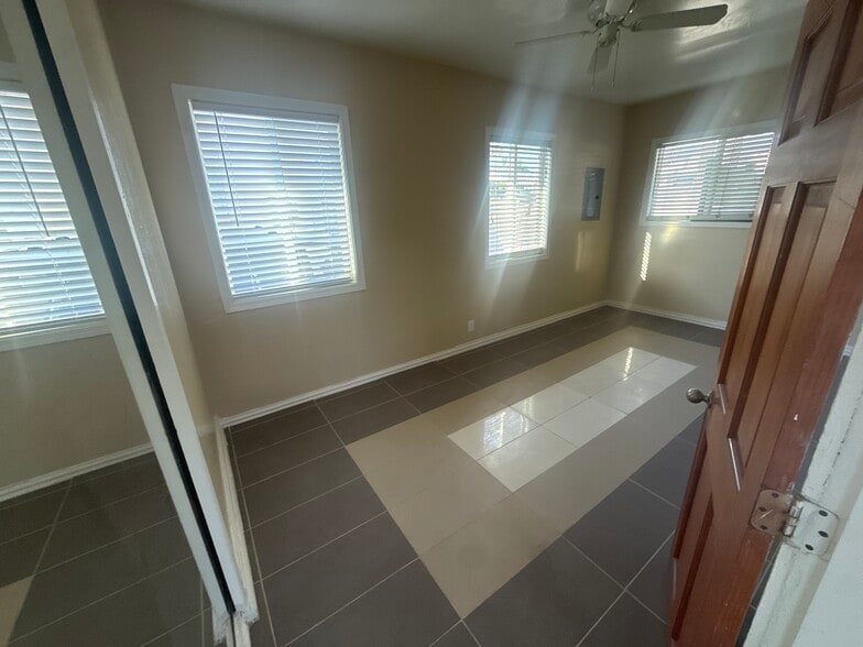 Building Photo - 4862 Palm Ave
