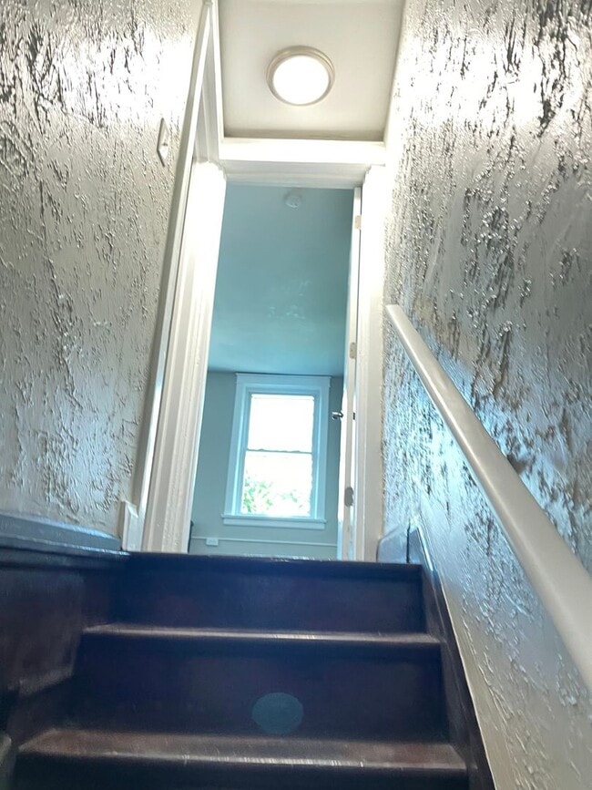 Building Photo - FABULOUSLY RENOVATED 4BR, 2Bath HOME IN TH...