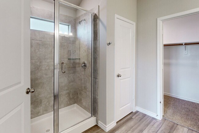 Building Photo - 3 Bedrom 2 bath with a 2 car garage in Sou...