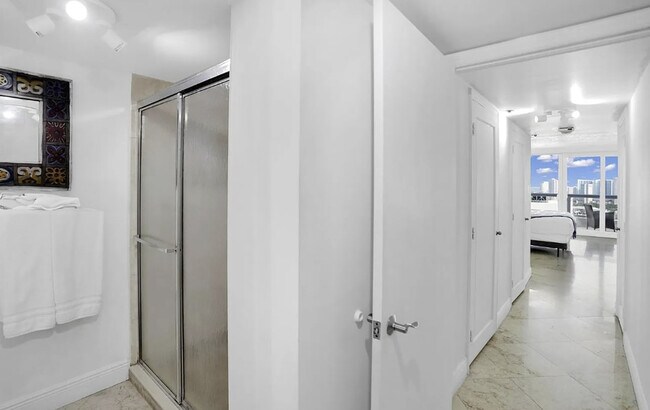 Building Photo - 1717 N Bayshore Dr