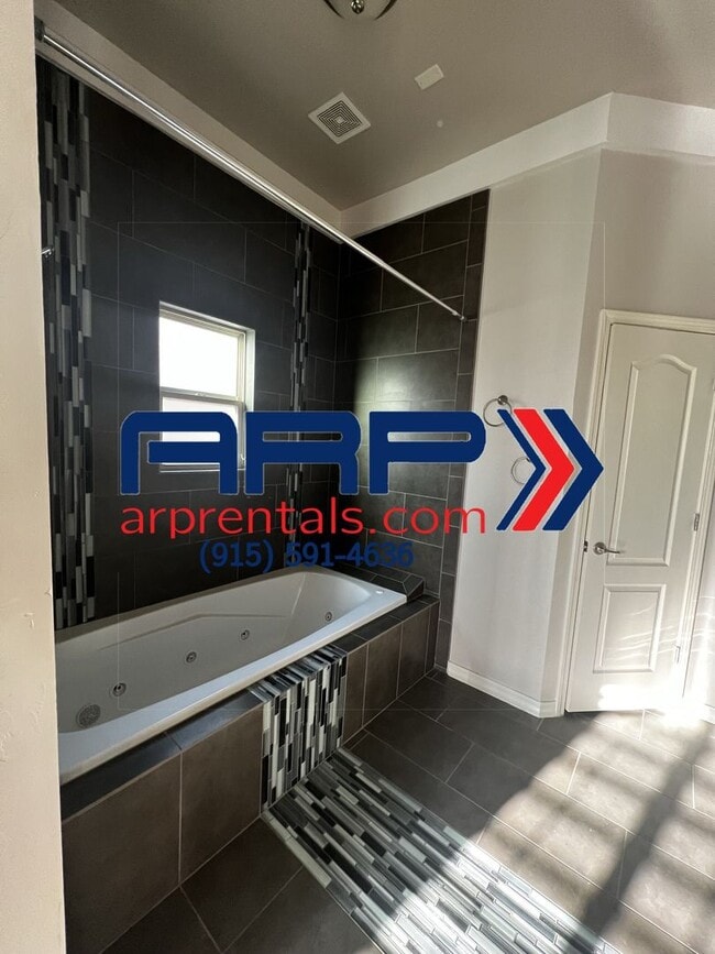 Building Photo - BEAUTIFUL EASTSIDE HOME Open House 09/02/2...