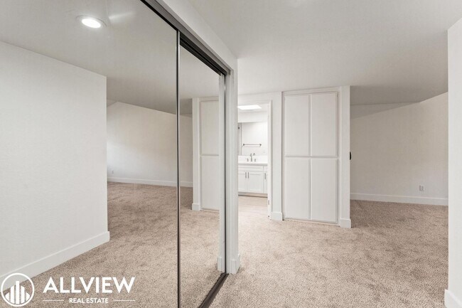 Building Photo - Upgraded 2-Bedroom Townhome in the Gated C...