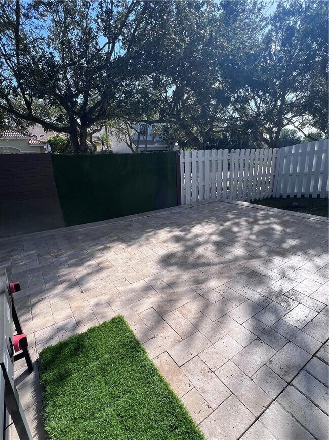 Building Photo - 1371 Bayview Cir