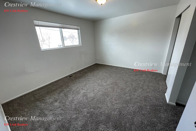 Building Photo - Walton Duplex