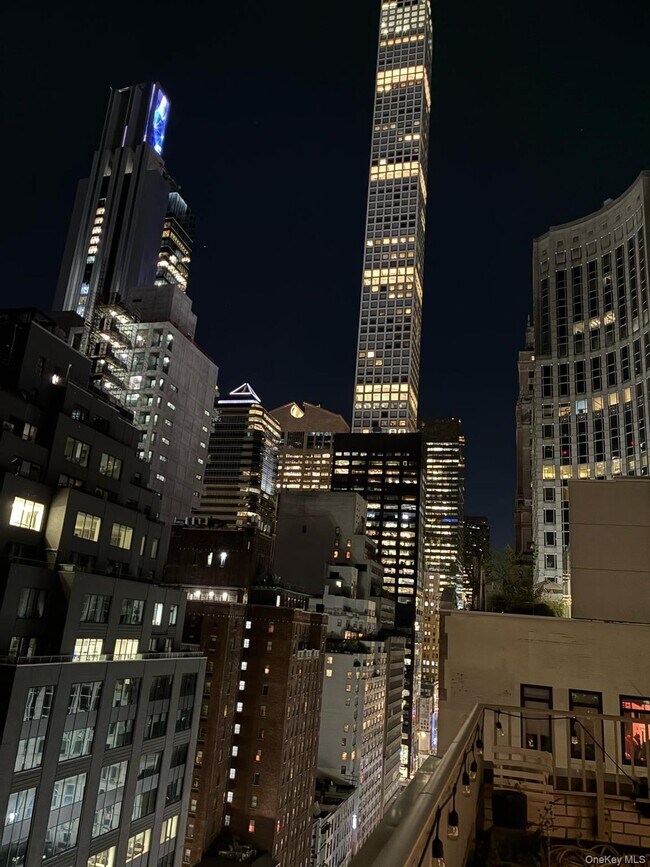 Building Photo - 153 E 57th St