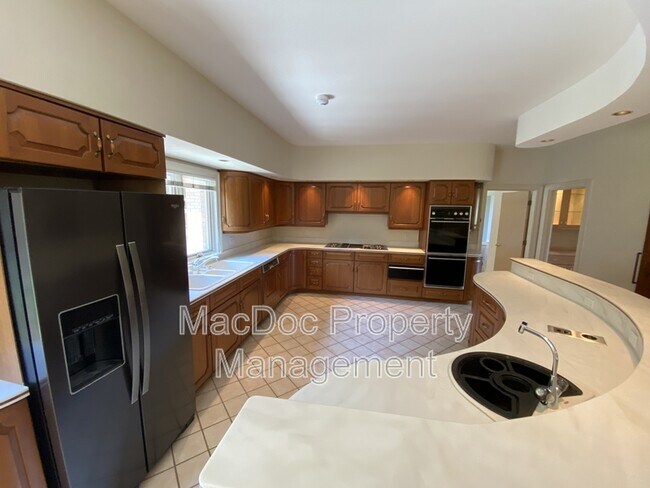Building Photo - 11225 N Club Dr