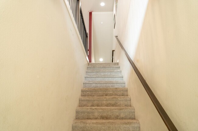 Building Photo - 3B/3B cozy townhome