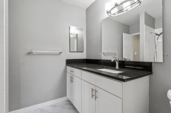Building Photo - REDUCED PRICE + MOVE IN INCENTIVE! 2 bed /...
