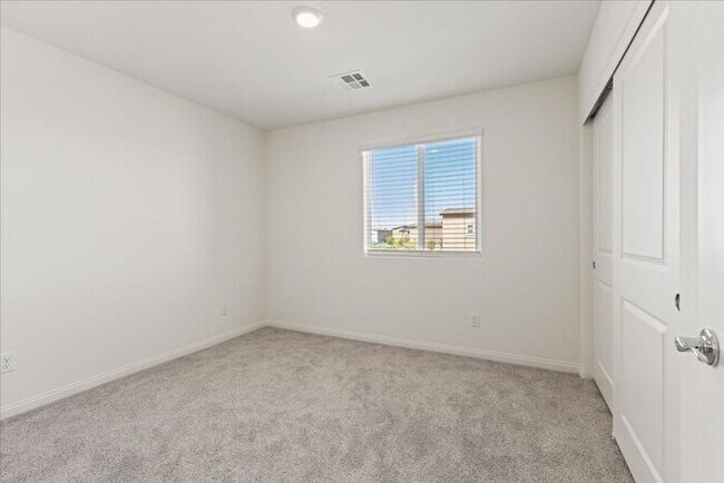 Building Photo - Modern 4-Bedroom Home with Turf Backyard in Gated Community