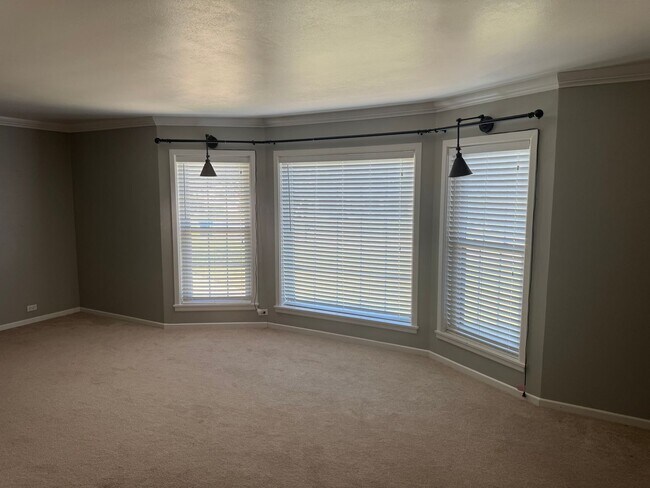 Building Photo - 504 Fleming Dr