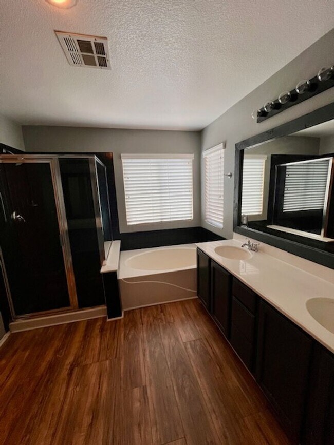 Building Photo - Cul-de-Sac Gated Community / Gated Communi...