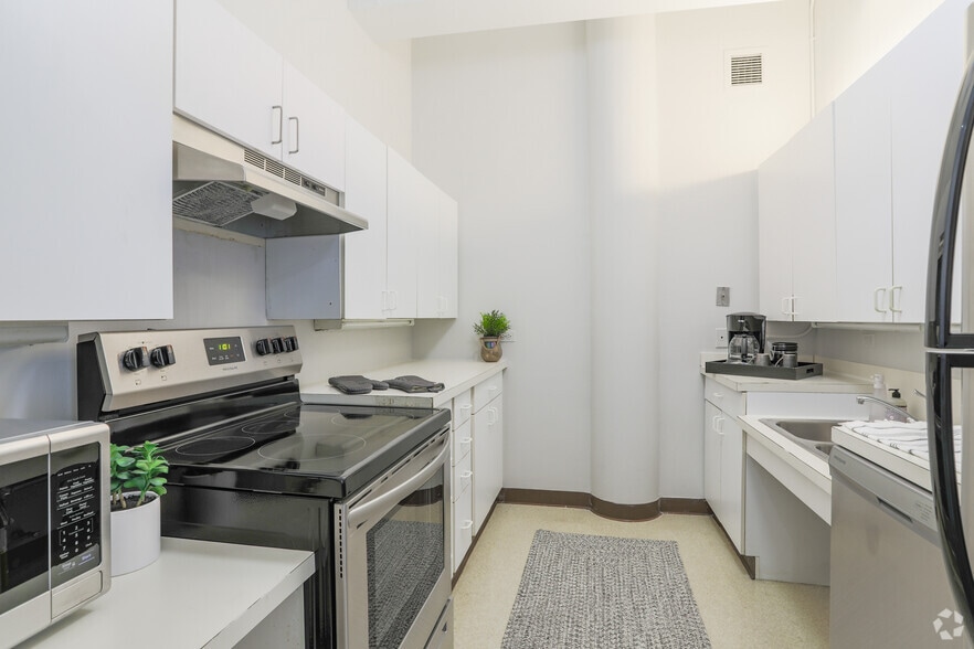 2 BR, 1 BA - Kitchen - 731 Plymouth
