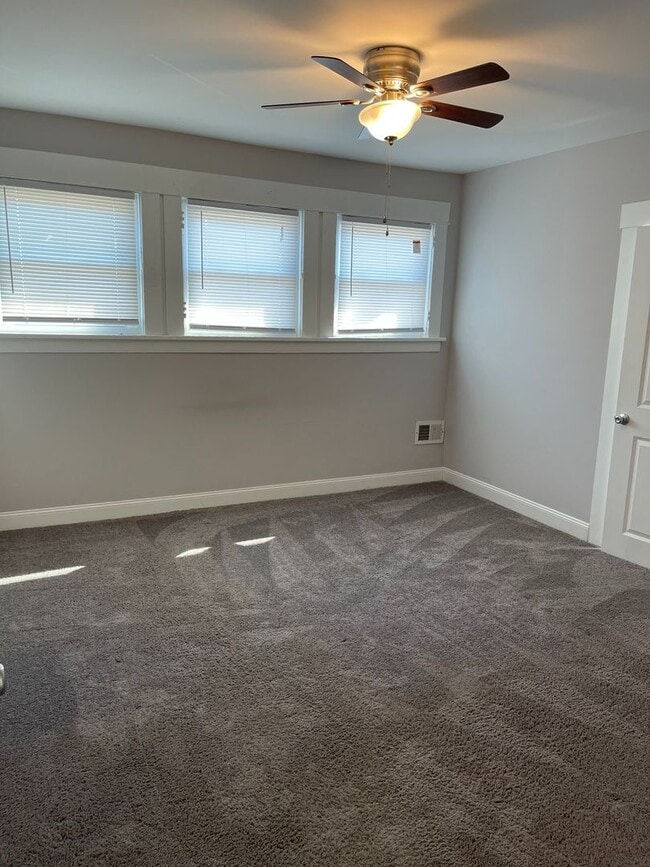 Building Photo - Great 2 BR with detached 2-car garage