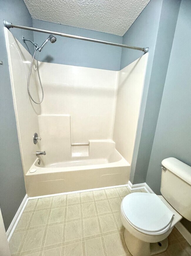 Building Photo - Available NOW -104 PIneridge