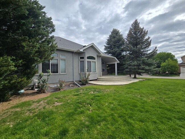 Building Photo - Executive Ranch in the Broadlands