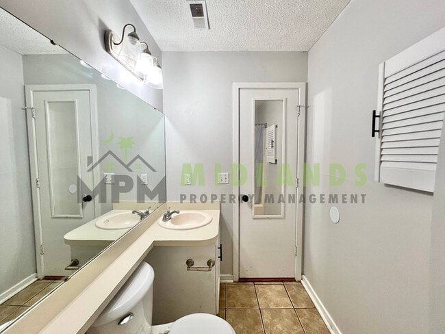Building Photo - 6008 Village Creek Dr