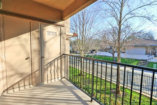 Building Photo - Beautiful Condo in Gated Community for Rent!