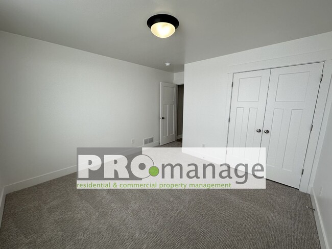 Building Photo - 3 Bed, 2 Bath Single Family Home w/ 2-Car Garage - Idaho Falls