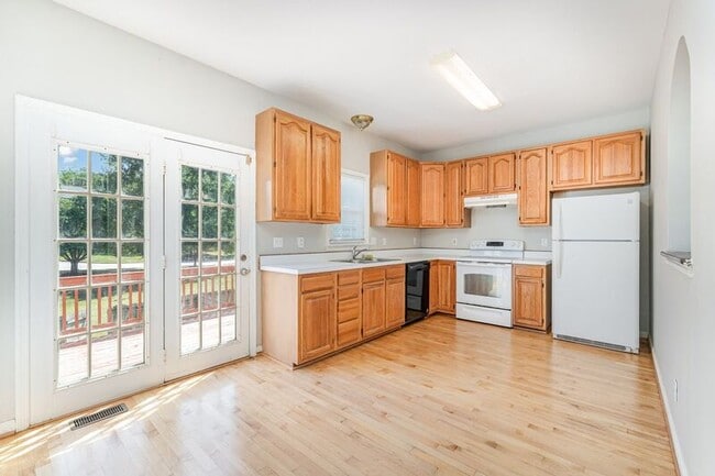 Building Photo - 204 Barrie Pl